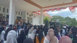 Hari Pertama Masuk Kantor, Anggota DPRD Muna Langsung di Demo