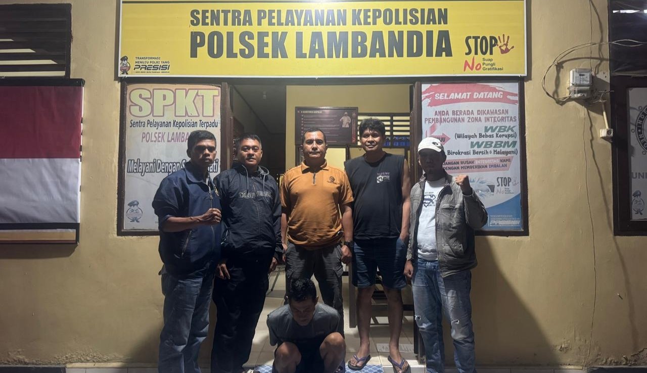 Personil Polsek Baruga saat berhasil mengamankan terduga pelaku penganiayaan sopir Kendari-Bombana di Kolaka Timur (FOTO : IST)