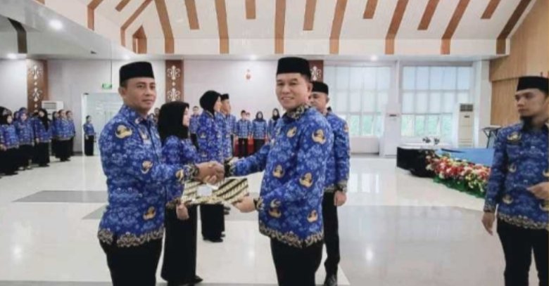 Bupati Irham Kalenggo Serahkan SK dan Tekankan Komitmen Serta Integritas