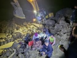 Tangkap Penambang Emas di SP9, Polres Bombana Amankan Satu Alat Berat dan Sejumlah Warga