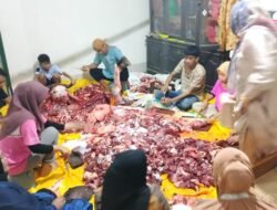 Kurban Dua Ekor Sapi Limosin, Owner Nana Jaya Bagikan Ratusan Paket Daging ke Masyarakat