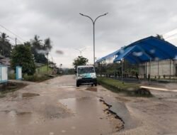 Kondisi Jalan Provinsi di Alangga Rusak Berat
