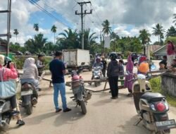 Tiga Ruas Jalan Diblokir, Warga Resah
