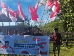 Ketua Fraksi Gerindra DPRD Sultra Bagikan Bendera Ke Warga Jelang HUT RI ke-80