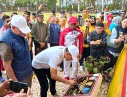 Bupati Bersama Presdir Ifishdeco Tbk Resmikan Tribun Lapangan Mbatono