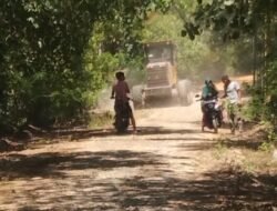 Jusmani, Turun Gunung Bantu Warga Tatangge Buat Jalan Desa