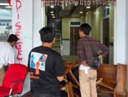 Massa Aksi Segel Kantor DPRD Sultra