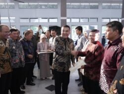 Wamen ATR/BPN Serahkan Sertipikat ke Pegiat UMKM di Garut