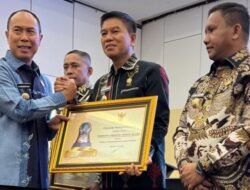 Hadiri MoU Bupati Konsel Terima Penghargaan dari Gubernur