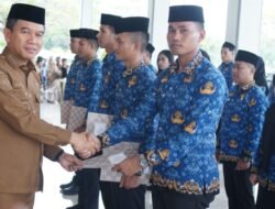 Bupati Konsel Serahkan SK PNS, CPNS Lulusan IPDN, dan Teken Perjanjian Kerja PPPK Tahap II