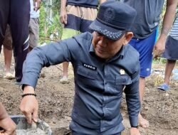 Hamrin Letakkan Batu Pembangunan Masjid di Kolono Timur dan Serahkan Seragam Sekolah