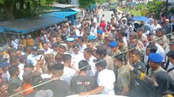 Kesal Dengan Pemerintah, Pedagang Pasar Wakuru Blokir dan Jualan di Jalan Raya