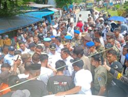 Kesal Dengan Pemerintah, Pedagang Pasar Wakuru Blokir dan Jualan di Jalan Raya