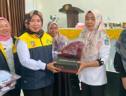 Istri Bupati Konsel Salurkan Seragam Sekolah