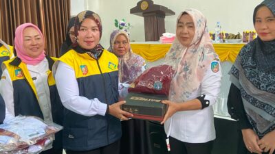 Istri Bupati Konsel Salurkan Seragam Sekolah