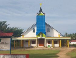 Bukan Hanya Masjid dan TPQ, Anggota DPRD Sultra, La Isra Bantu Gereja Katolik di Tongkuno Selatan Lewat Dana Hibah