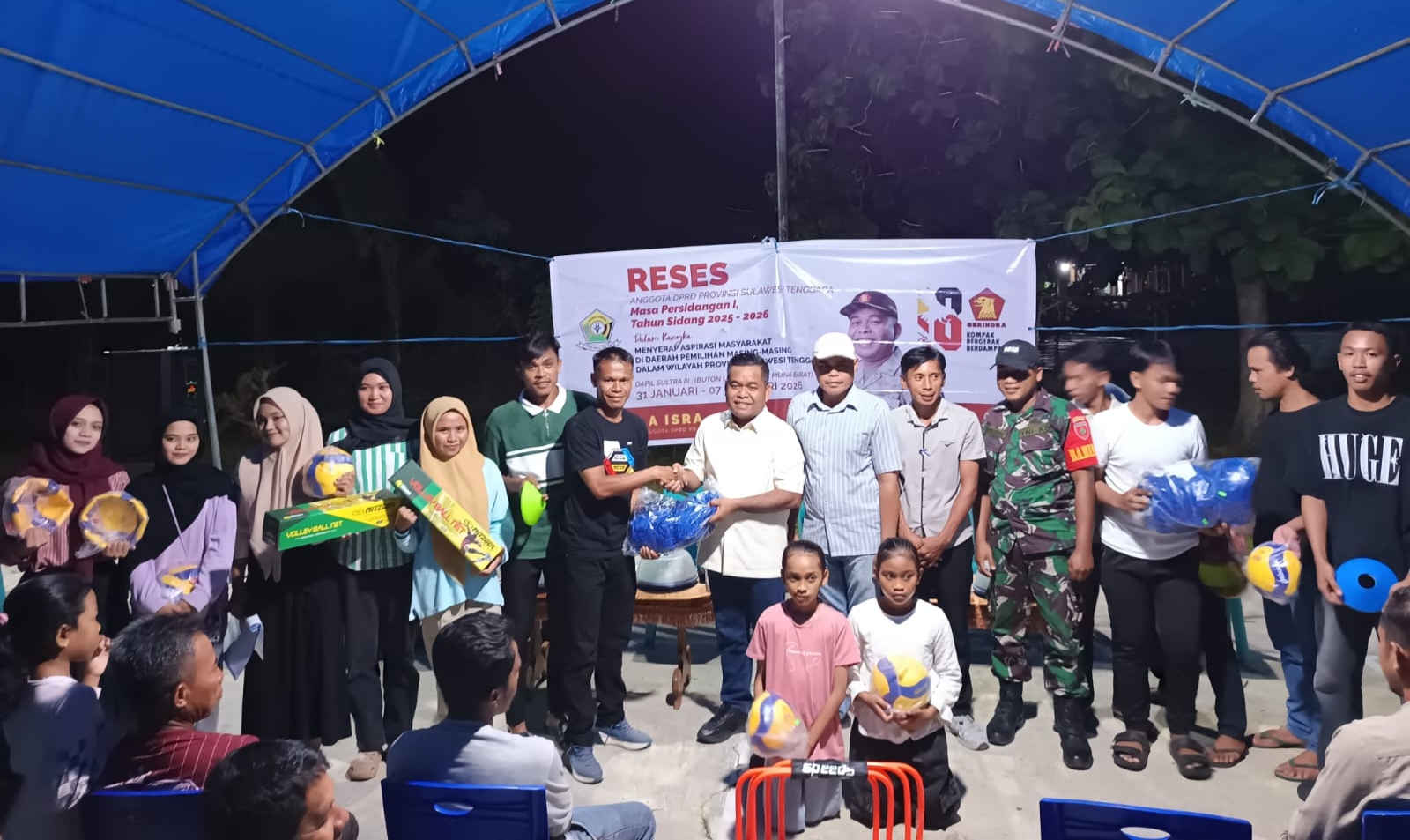 Penuhi Janji, La Isra, Anggota DPRD Sultra Fraksi Gerindra Bagikan Bantuan Perlengkapan Latihan Voli Saat Reses di Wasolangka