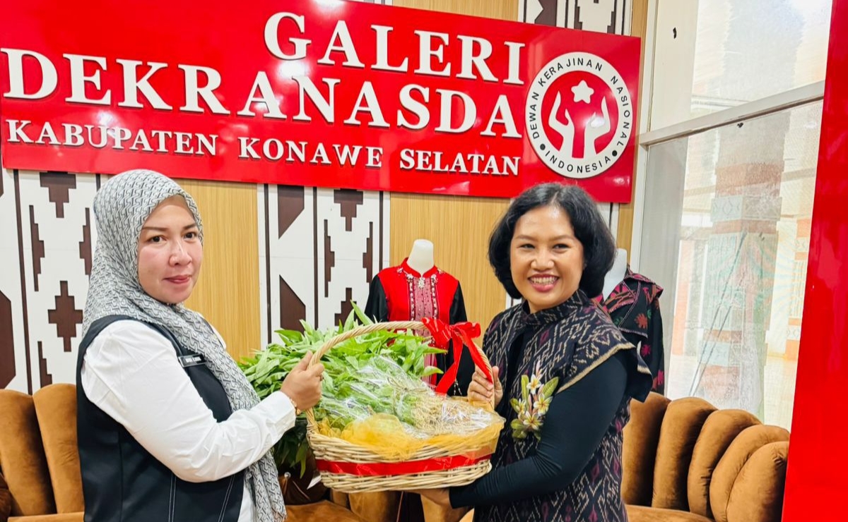 Terima Kunjungan, Dekranasda Konsel Tunjukkan Produk Lokal