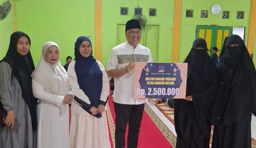 IKA Smansa 97 Kendari Serahkan Bantuan Dana Pembangunan Masjid dan Beasiswa