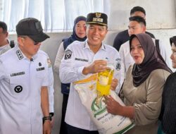 Bupati Konsel Bersama Gubernur  Sultra Launching Bantuan Pangan di Desa Ulunese