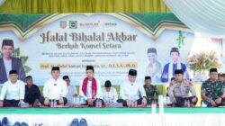 Ustad Abdul Somad (Tengah) didampingi Bupati Konsel Irham Kalenggo, Wakil Bupati Konawe H Wahyu Ade Pratama Imran dan Forkopimda saat gelaran Tablig dan Halal Bihalal di Pelataran Rujab Bupati Konsel. (FOTO : IST)
