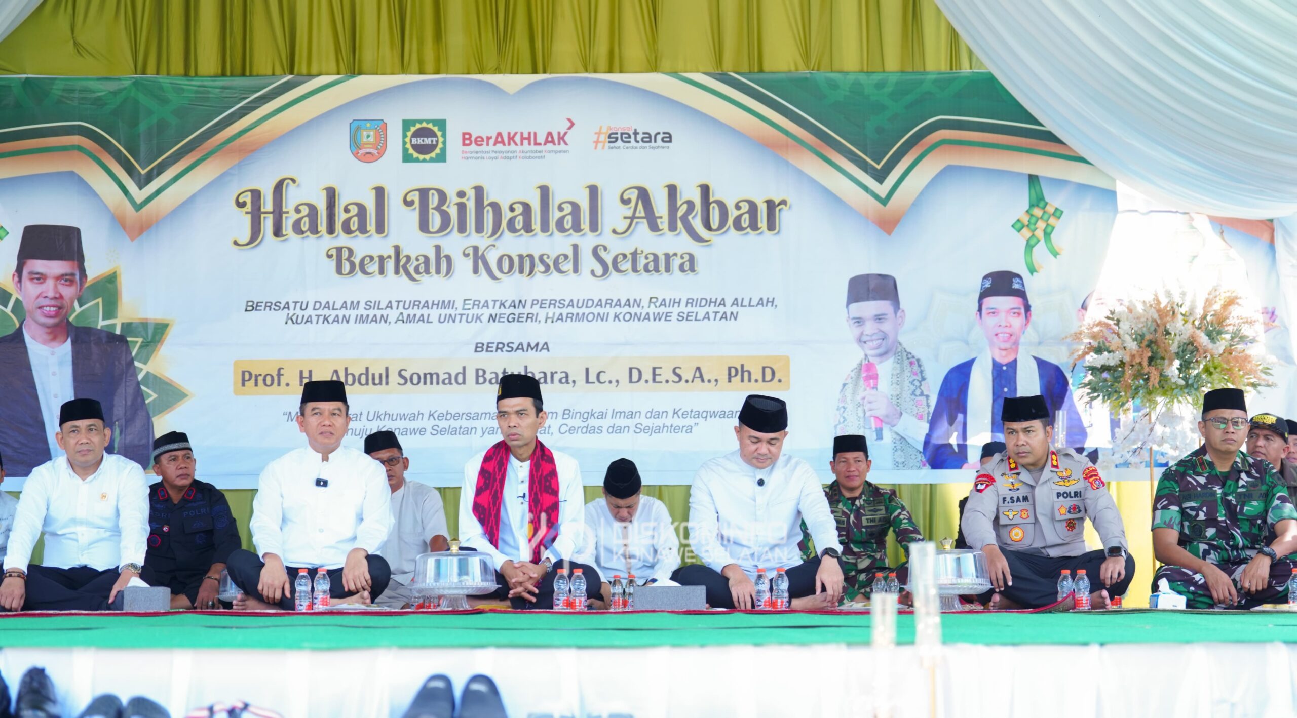 Ustad Abdul Somad (Tengah) didampingi Bupati Konsel Irham Kalenggo, Wakil Bupati Konawe H Wahyu Ade Pratama Imran dan Forkopimda saat gelaran Tablig dan Halal Bihalal di Pelataran Rujab Bupati Konsel. (FOTO : IST)