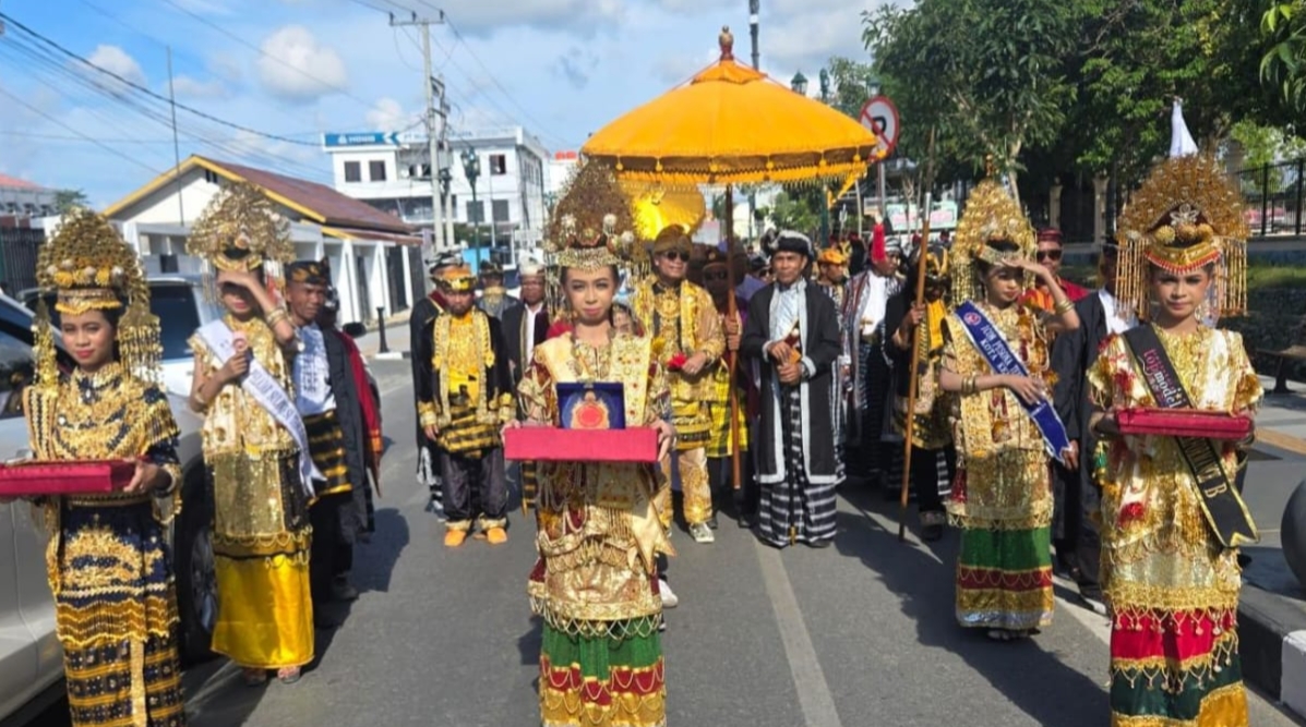 Pawai Budaya Hut Sultra ke-62, MAKN Muna Tampilkan Memukau