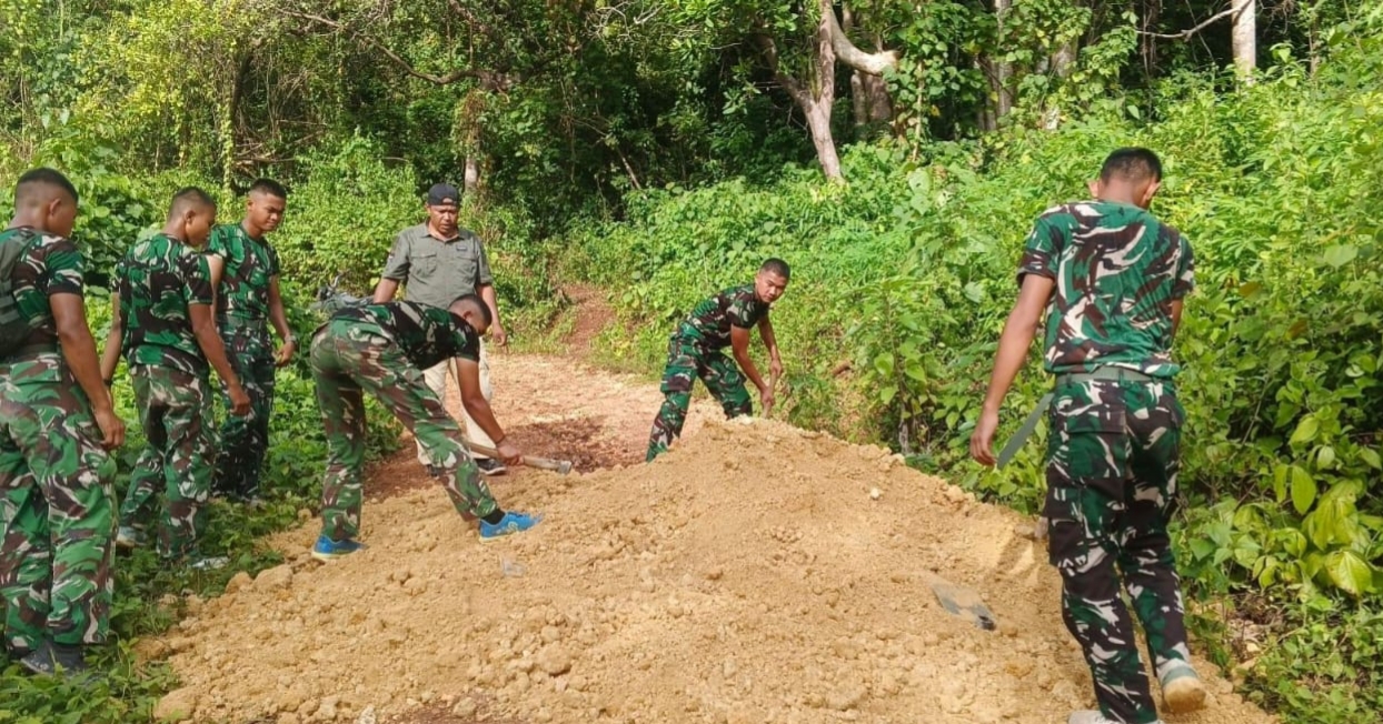 Personil TNI Batalion TP Lamaindo dan Kodim Buton Bergerak Capat Buka Akses Jalan Tani HKM Tua Maruju