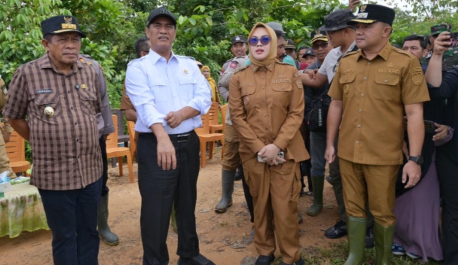 Dampingi Mentan dan Wagub, Wabup Konsel Tinjau Sawah Terdampak Banjir