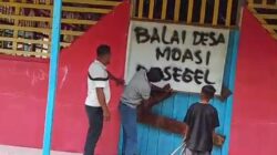 Warga Desa Moasi Segel Kantor Desa Buntut Pengelolan DD Tahun 2025 Tak Terealisasi