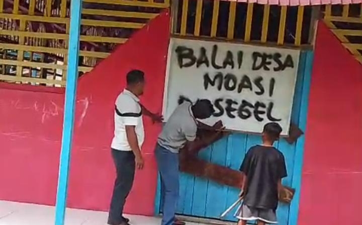 Warga Desa Moasi Segel Kantor Desa Buntut Pengelolan DD Tahun 2025 Tak Terealisasi
