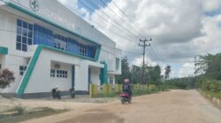 Jalan Provinsi dan Kabupaten di Depan Puskesmas Andoolo Butuh Perhatian