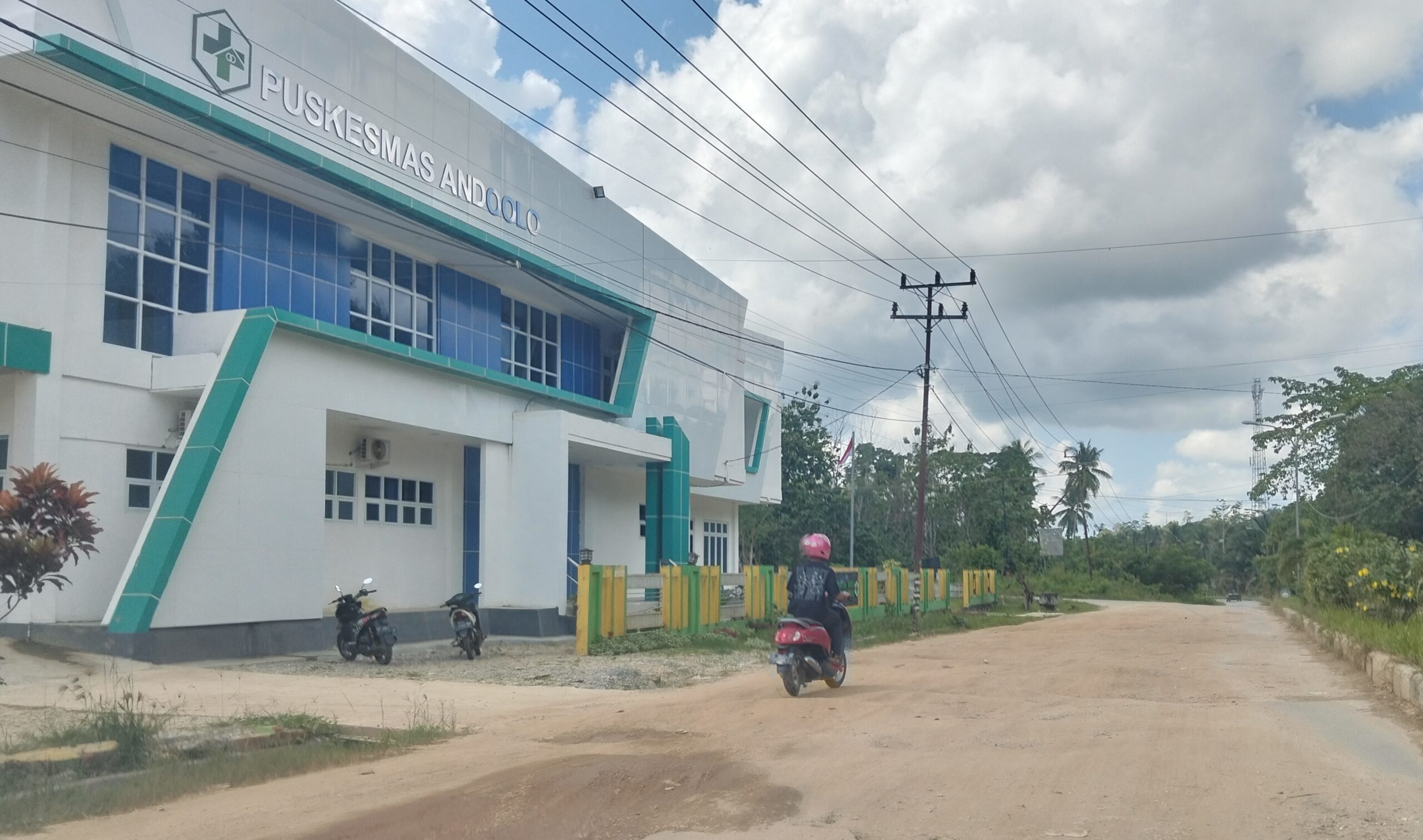Jalan Provinsi dan Kabupaten di Depan Puskesmas Andoolo Butuh Perhatian