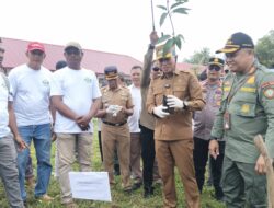 Irham Kalenggo Ajak Warga di Kawasan TNRW Tanam Pohon dan Jaga Hutan