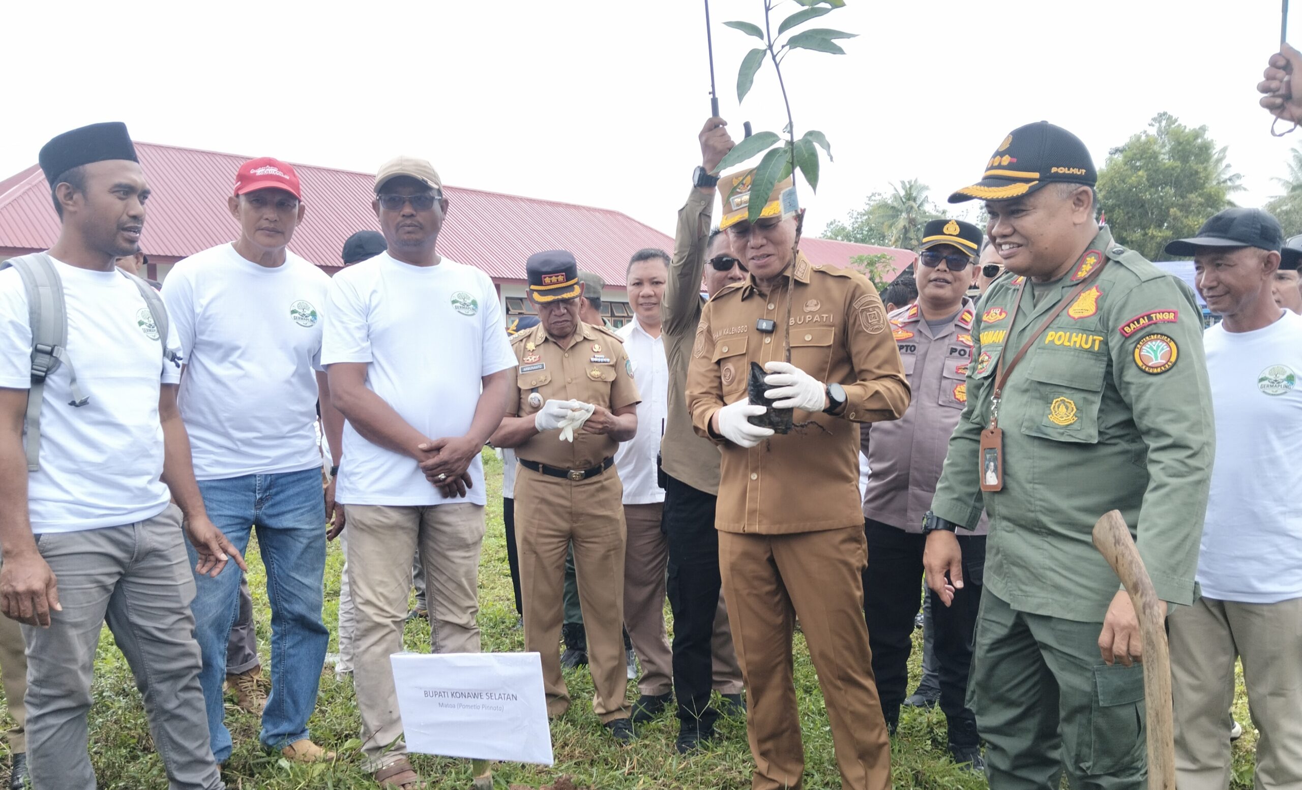 Irham Kalenggo Ajak Warga di Kawasan TNRW Tanam Pohon dan Jaga Hutan