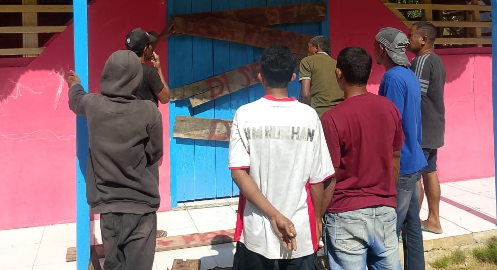 Kantor Desa Moasi Kembali Disegel, Masyarakat Nyaris Bentrok