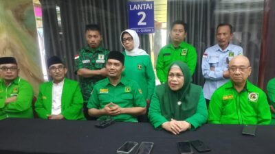 Ketua DPW PPP Sultra, Ir. Racmawati Badallah dan sejumlah pengurus saat memberikan keterangan pers (FOTO : ODEK)
