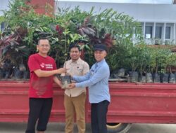Wujud Dukungan, Pemda Konsel Serahkan 450 Bibit Bunga Untuk SMA Garuda