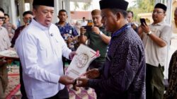 Menteri ATR/BPN Serahkan Sertipikat Wakaf dan Bantuan dari MUI untuk Masjid Salman Alfarisi