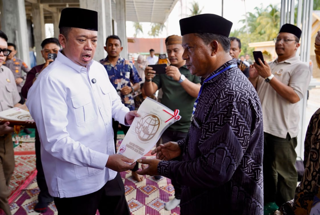 Menteri ATR/BPN Serahkan Sertipikat Wakaf dan Bantuan dari MUI untuk Masjid Salman Alfarisi