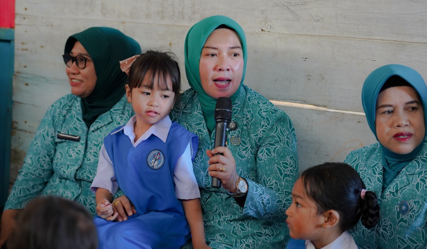 Dobrak Batas Geografis, Nurlita Jaya Pimpin PKK Konsel Gencarkan Literasi Digital di Perpustakaan Pesisir Desa Wawatu