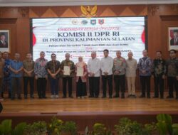 Perkuat Kepastian Hukum Aset Daerah, Wamen ATR/BPN Serahkan Sertipikat Aset BMD dan BUMD