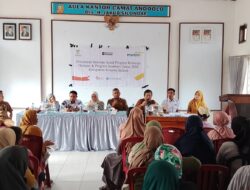 Dinsos Konsel Serahkan KKS PKH Untuk Warga Kecamatan Andoolo dan Andoolo Barat