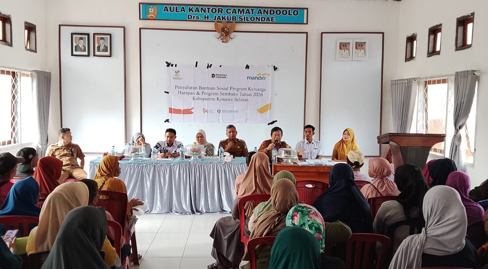 Dinsos Konsel Serahkan KKS PKH Untuk Warga Kecamatan Andoolo dan Andoolo Barat