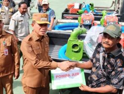 Bupati Konsel serahkan Mesin Pompa Air Ke Petani