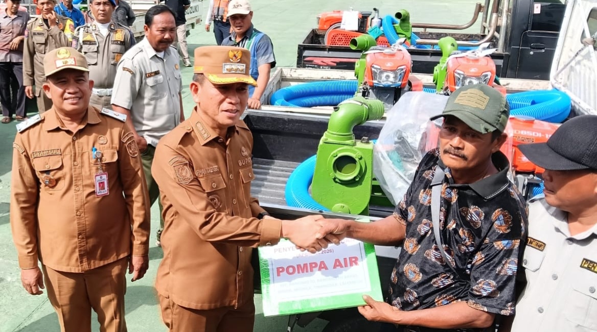 Bupati Konsel serahkan Mesin Pompa Air Ke Petani