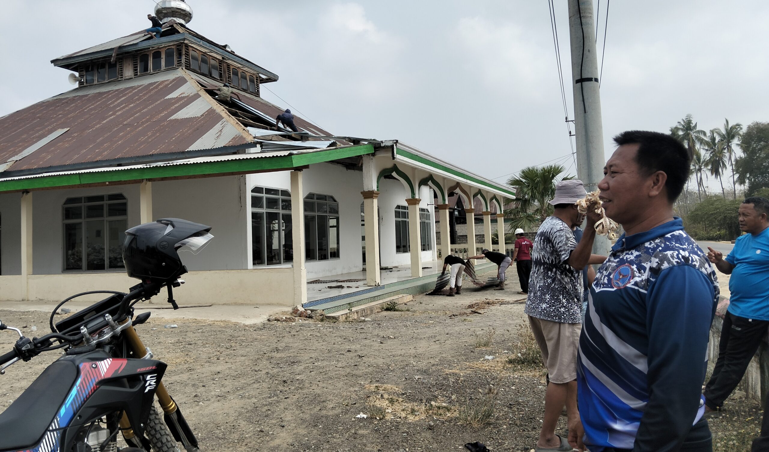 Ifishdeco dan AJB Urunan Bantu Pembangunan Masjid di Ngapaaha