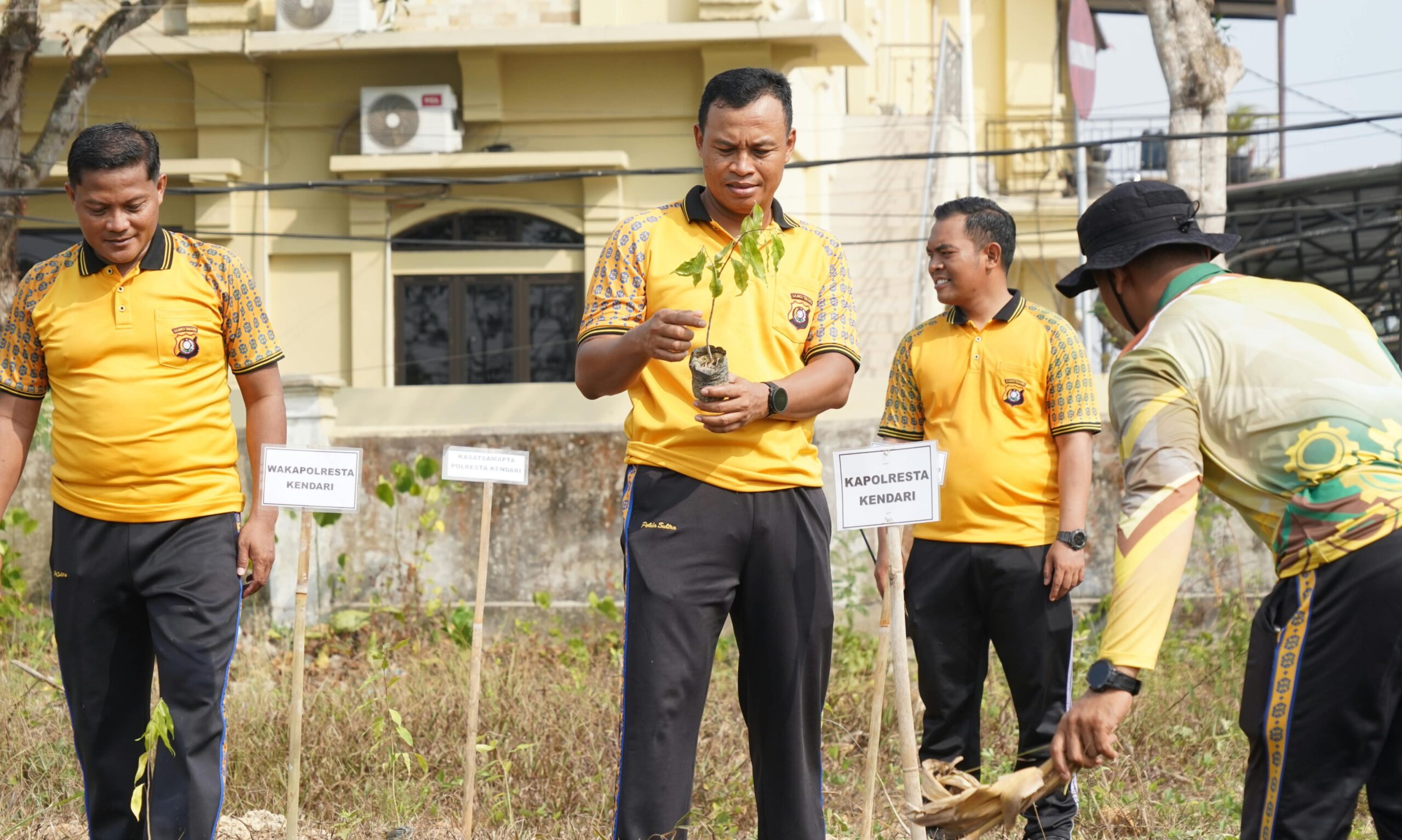 Peduli Lingkungan, Polresta Kendari Gelar Green Policing Tanam Pohon Gaharu